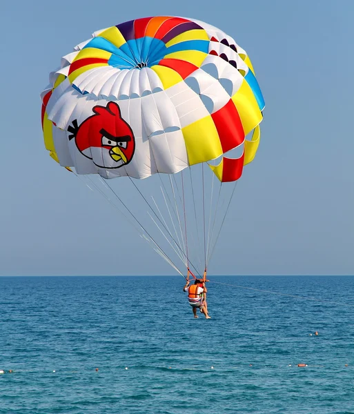 Parasailing in a blue sky. — Stock Photo, Image