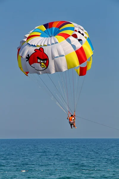 Parasailing in a blue sky. — Stock Photo, Image