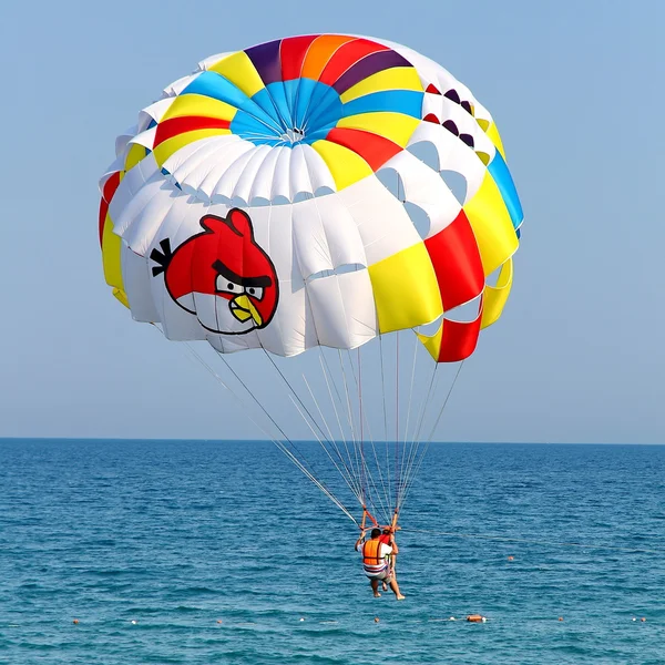 Parasailing in blauem Himmel. — Stockfoto