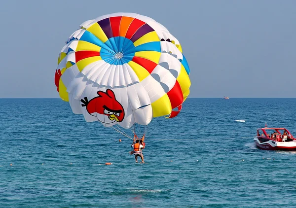 Parasailing in blauem Himmel. — Stockfoto