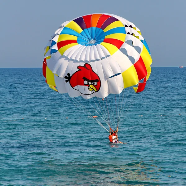 Parasailing in blauem Himmel. — Stockfoto