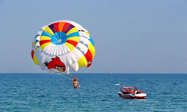 Parasailing in a blue sky. — Stock Photo, Image