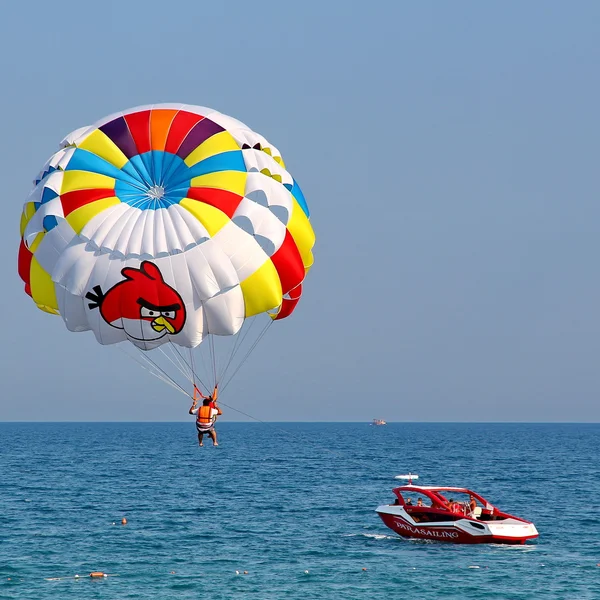 Parasailing in a blue sky. — Stock Photo, Image