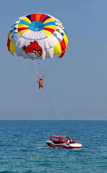 Mavi gökyüzünde parasailing. — Stok fotoğraf