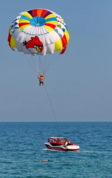 Parasailing in blauem Himmel. — Stockfoto