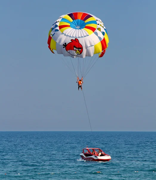 Parasailing in blauem Himmel. — Stockfoto