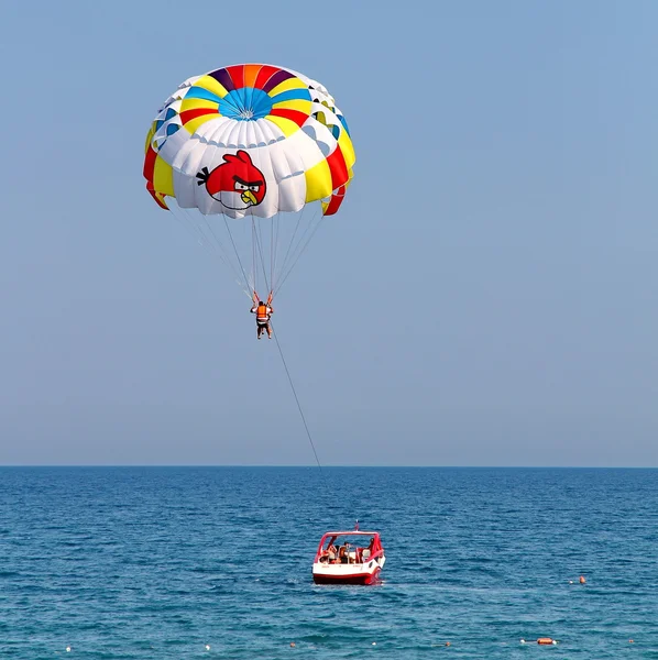 Parasailing em um céu azul . — Fotografia de Stock