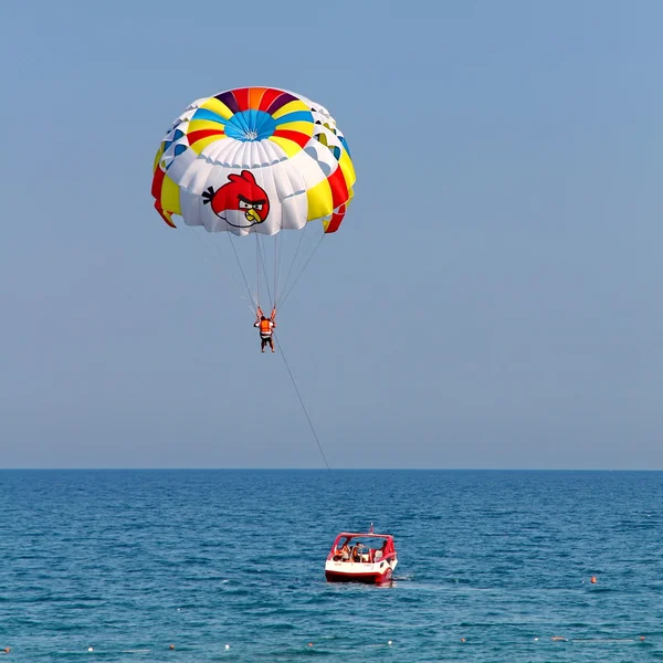 Parasailing in a blue sky. — Stock Photo, Image