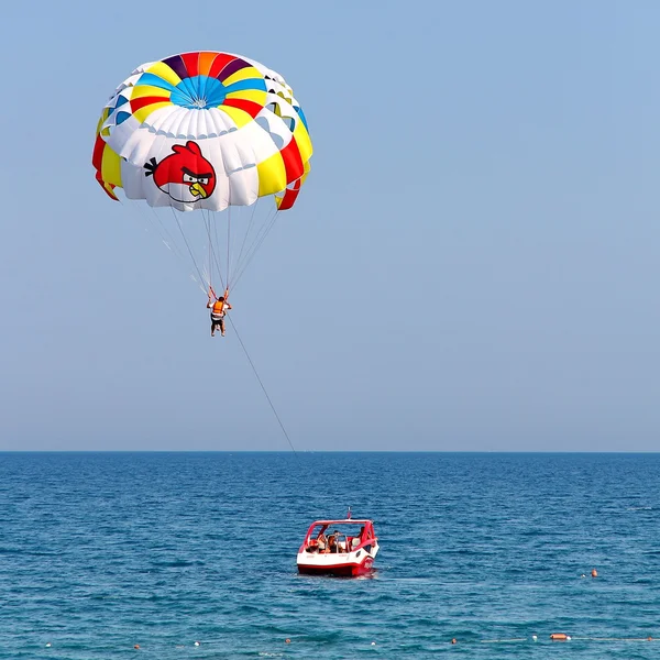 Parasailing in a blue sky. — Stock Photo, Image