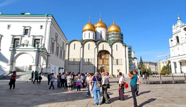 Tourists visiting the Kremlin — Stock Photo, Image