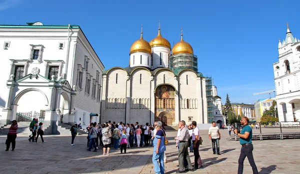 Turistas que visitam o Kremlin Imagens Royalty-Free