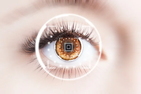 Närbild på mänskliga ögat med virtuella grafisk bakgrund — Stockfoto