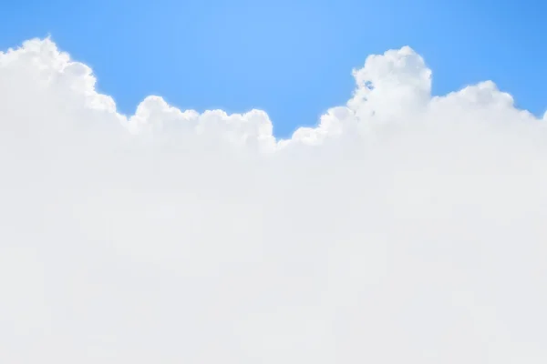 Modrá obloha s slunce a mraky bílé pozadí — Stock fotografie