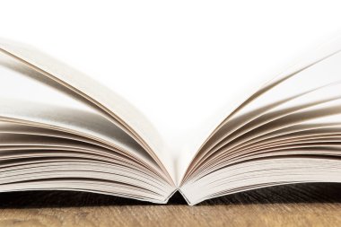 Beyaz arka plan açık kitap