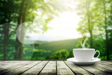 Dağlar manzara güneş ışığı ile masaya çay bardağı