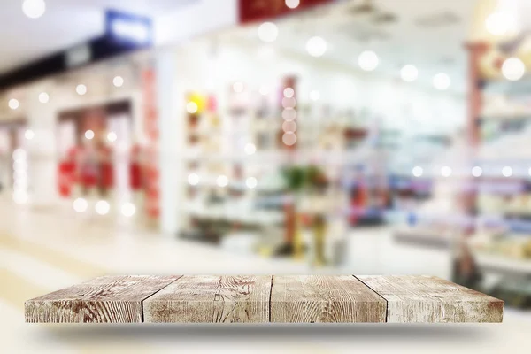 Borrão loja fundo com prateleira de madeira — Fotografia de Stock