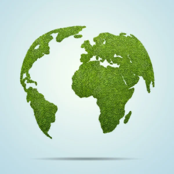 Dünya küre şeklinde yeşil çim üzerinde mavi arka plan izole — Stok fotoğraf
