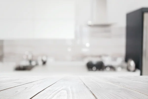 Mesa de madera sobre fondo interior de cocina borrosa — Foto de Stock