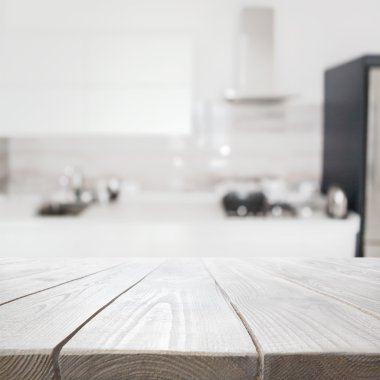 Ahşap masa mevsimlik mutfak iç arka plan üzerinde