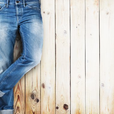 Beyaz ahşap plakalar arka plan üzerinde kot pantolon