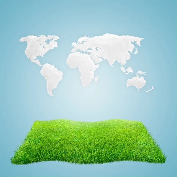 Карта мира Форма белого облака над зеленым травяным полем на синем фоне — стоковое фото