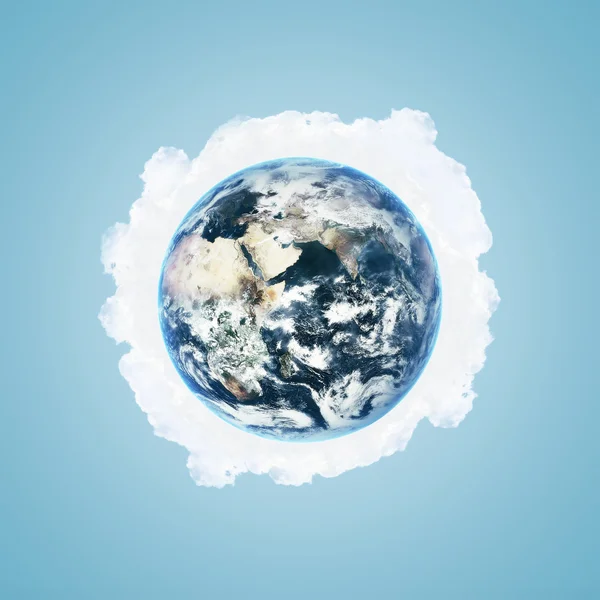Globo mundial sobre nuvens brancas e fundo azul céu . — Fotografia de Stock