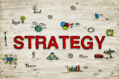 Ahşap arka plan üzerinde çizimler ile kelime strateji 