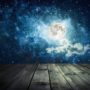Gece gökyüzünde yıldızlar ve dolunay, ahşap plakalar ile