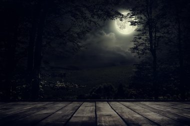 Ay ışığı ile gece dağlar manzara.