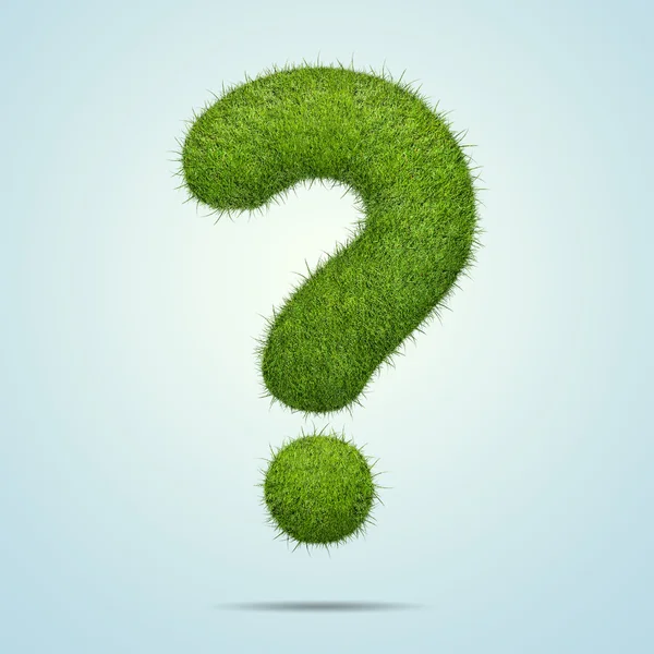 Soru işareti şeklinde yeşil çim üzerinde mavi arka plan izole — Stok fotoğraf