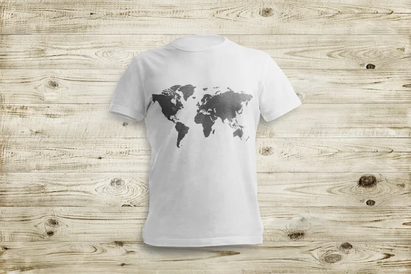 Camisa blanca con forma de mapa sobre fondo de madera —  Fotos de Stock