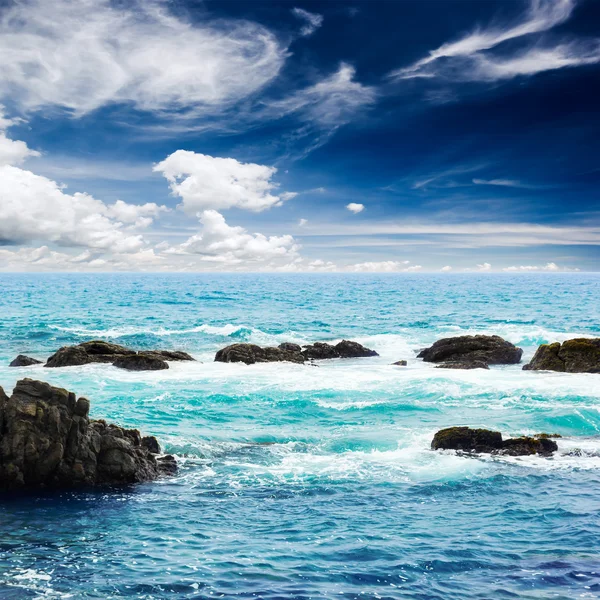 Seascape under molnen himmel — Stockfoto