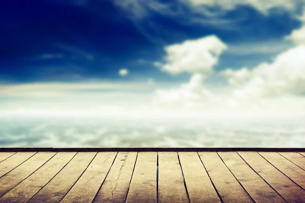 Houten pier onder de blauwe hemel — Stockfoto