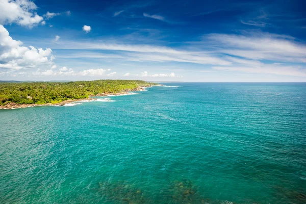 Seascape under blå moln himlen — Stockfoto