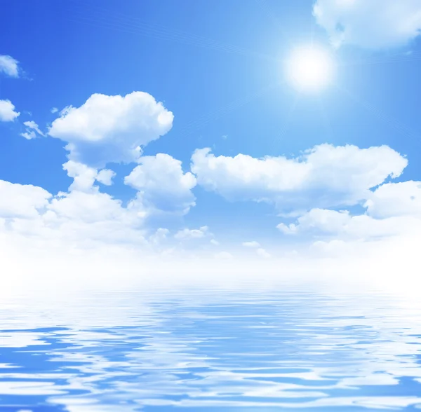 Mavi gökyüzü, beyaz bulutlar ve su — Stok fotoğraf