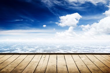 Mavi bulutlar gökyüzü altında deniz manzarası