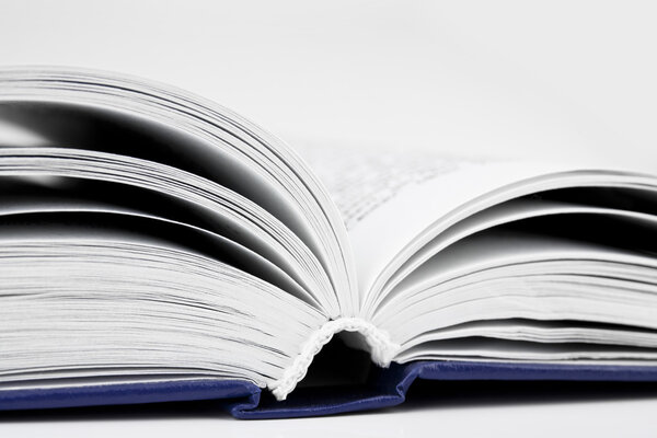 Открытая книга крупным планом