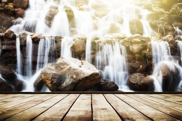 Hermosa cascada y suelo de madera — Foto de Stock