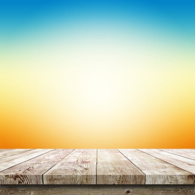 Ahşap masa üzerine güneş ışığı