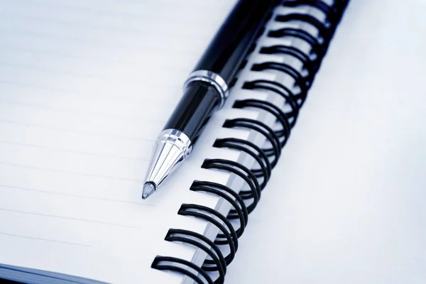 Cuaderno y pluma en un tono azul — Foto de Stock