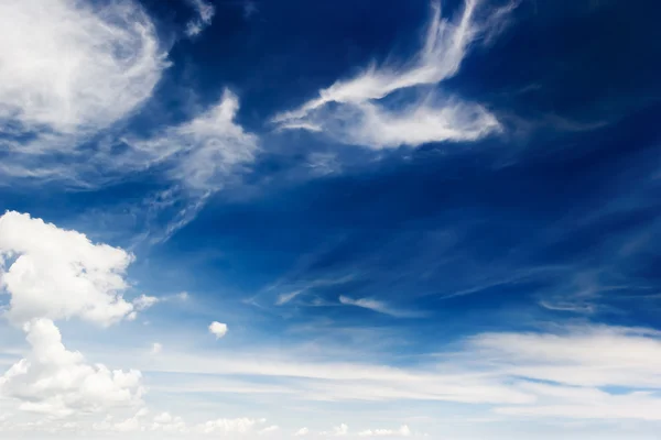 Błękitne niebo, białe chmury i słońce — Zdjęcie stockowe