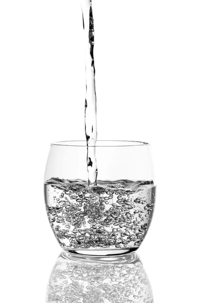 Vidrio con agua sobre blanco — Foto de Stock