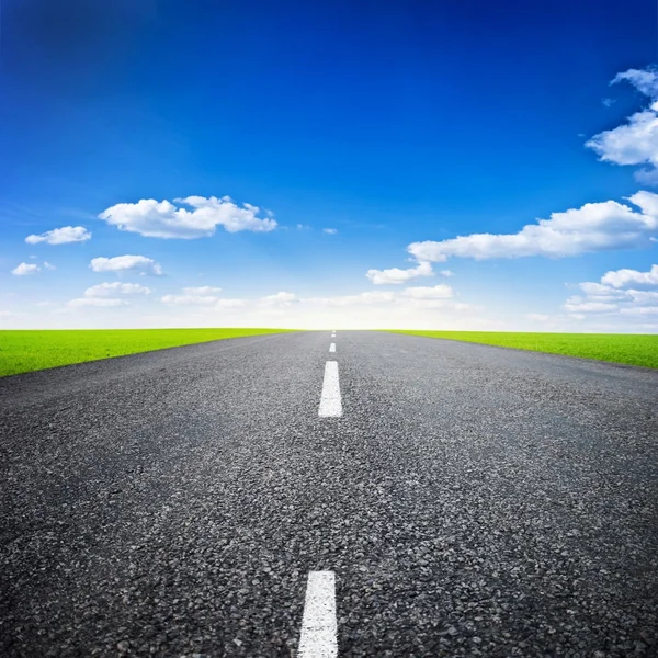 Asphalted highway under blue sky — Stock Photo, Image