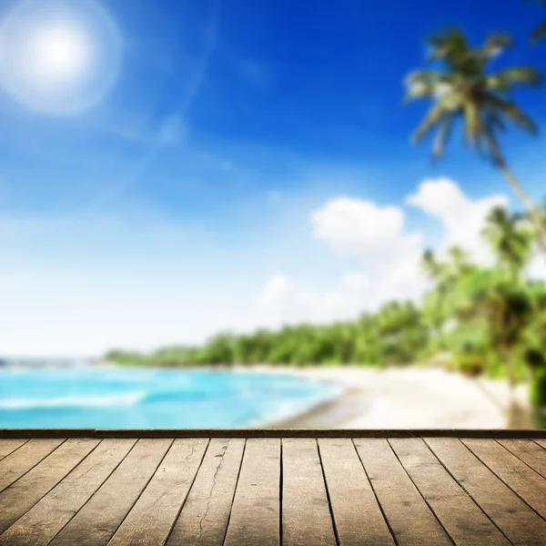 Tropikalna plaża z palmami — Zdjęcie stockowe