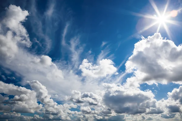 Голубое небо с белыми облаками — стоковое фото