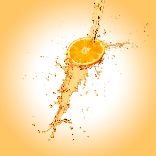 Orange with juice splash — Stock Photo, Image