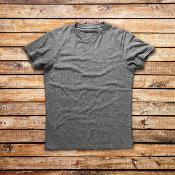 Ahşap üzerinde gri gömlek