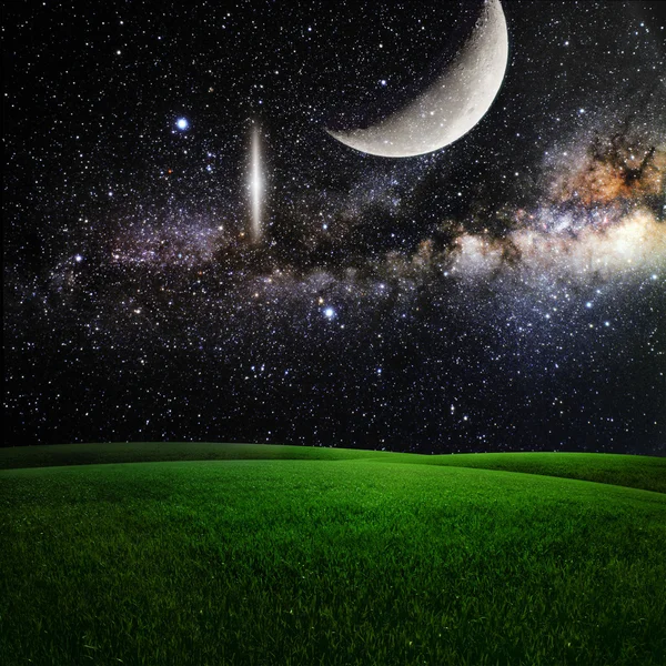 Green field under night sky — Stock Photo, Image