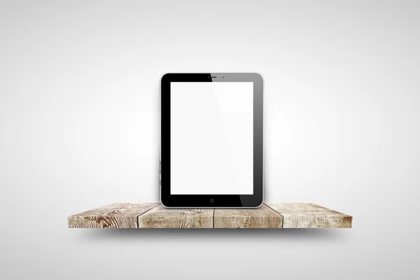 Tablet pc op houten plank — Stockfoto