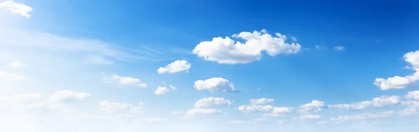 Bulutlu mavi gökyüzü — Stok fotoğraf
